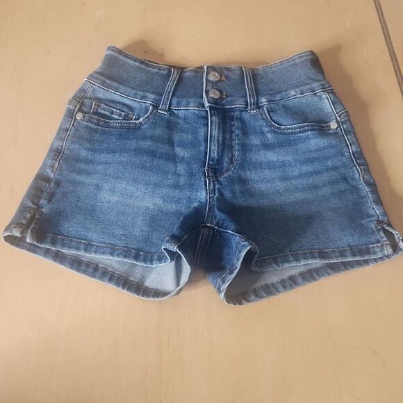 Guess jean shorts medium wash women's waist 24 size 2 - Picture 1 of 2